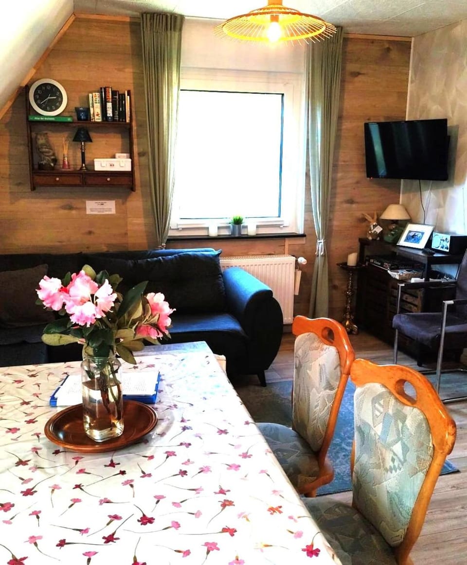 TV and multimedia, View (from property/room), Living room, Seating area, Garden view