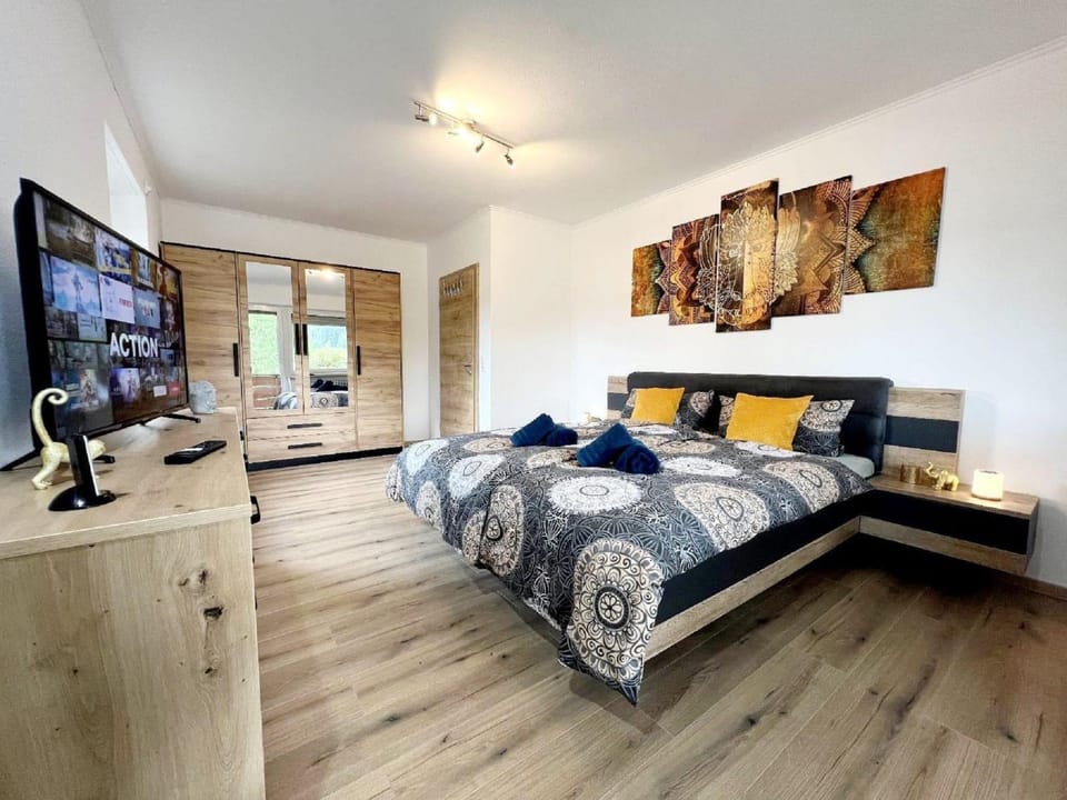 Bed, TV and multimedia, Bedroom, wardrobe
