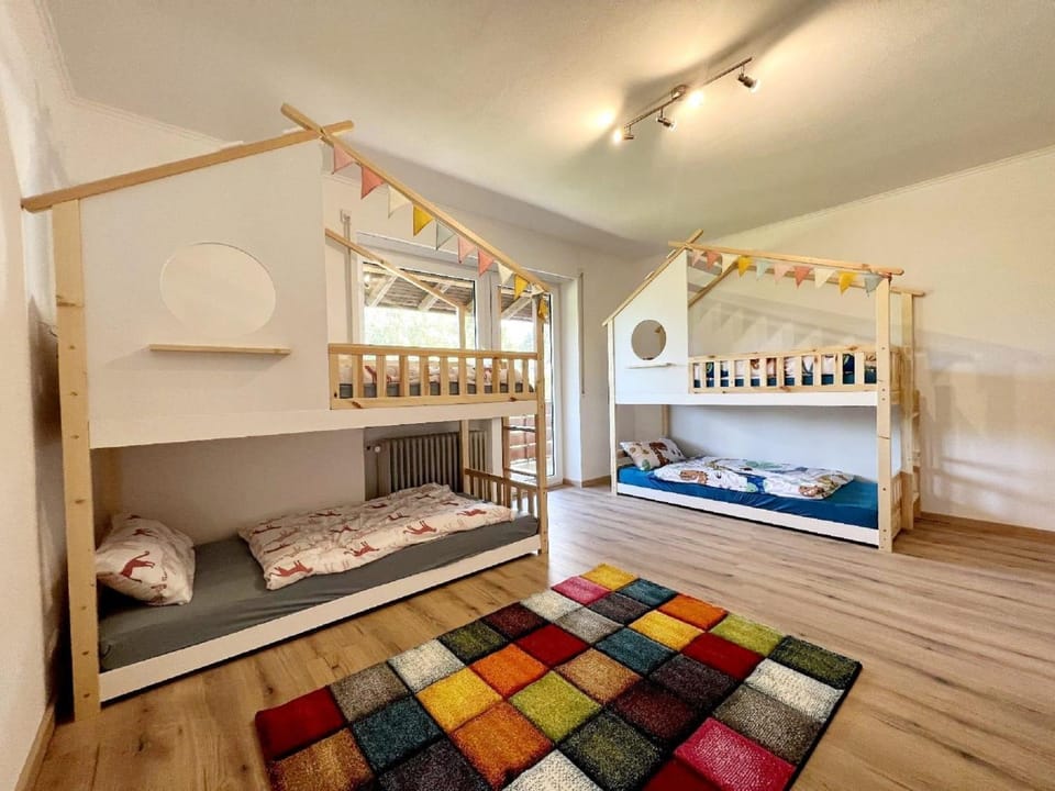 Bedroom, bunk bed