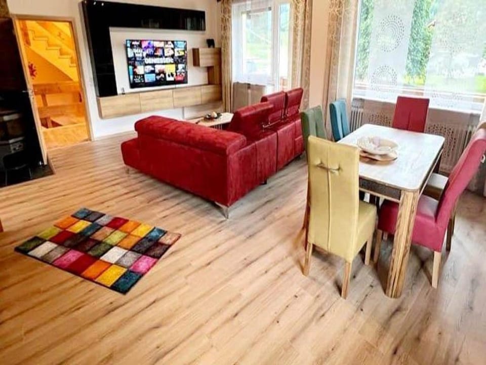 TV and multimedia, Living room, Seating area, Dining area