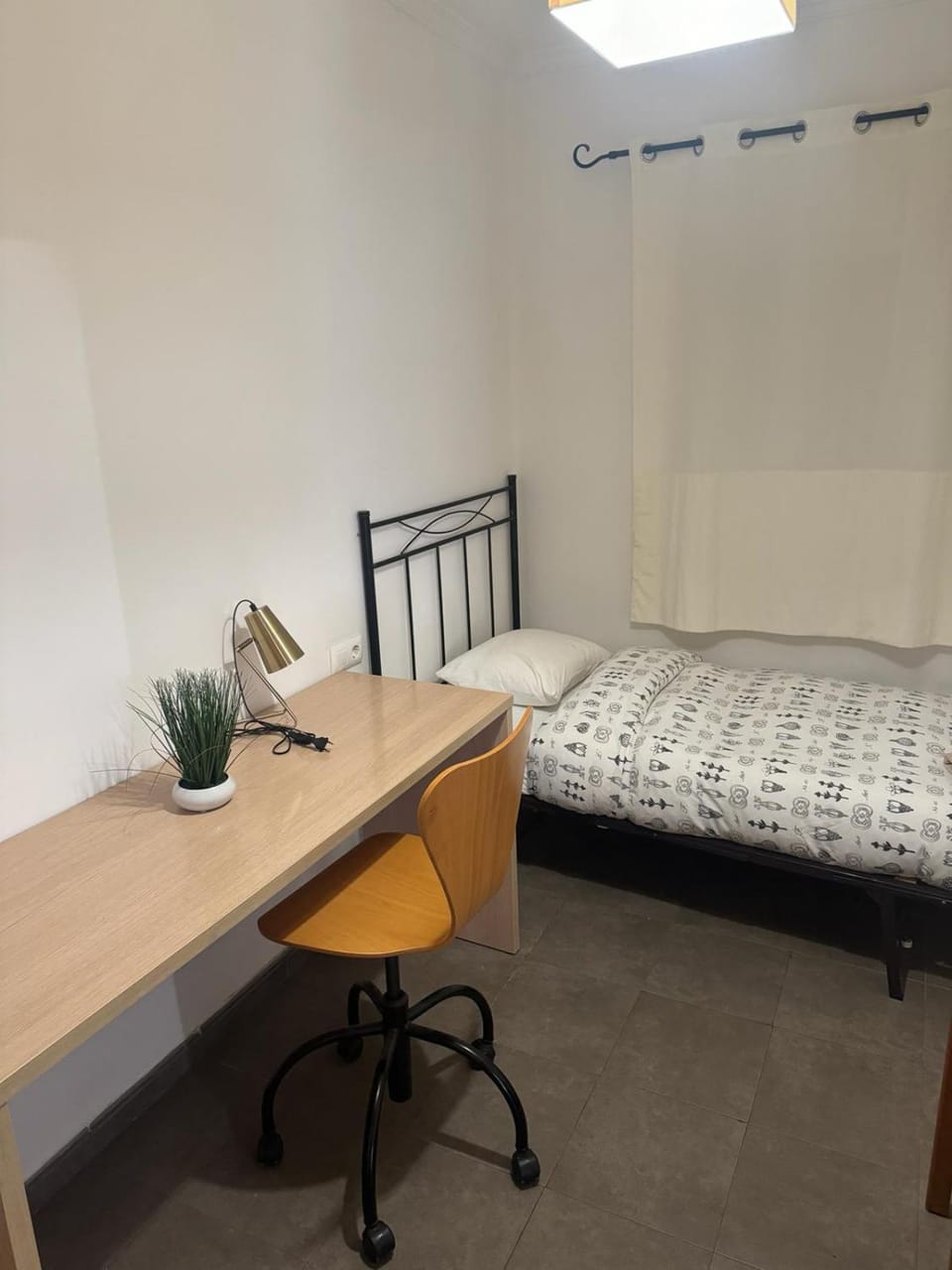 Bed, Photo of the whole room, Bedroom