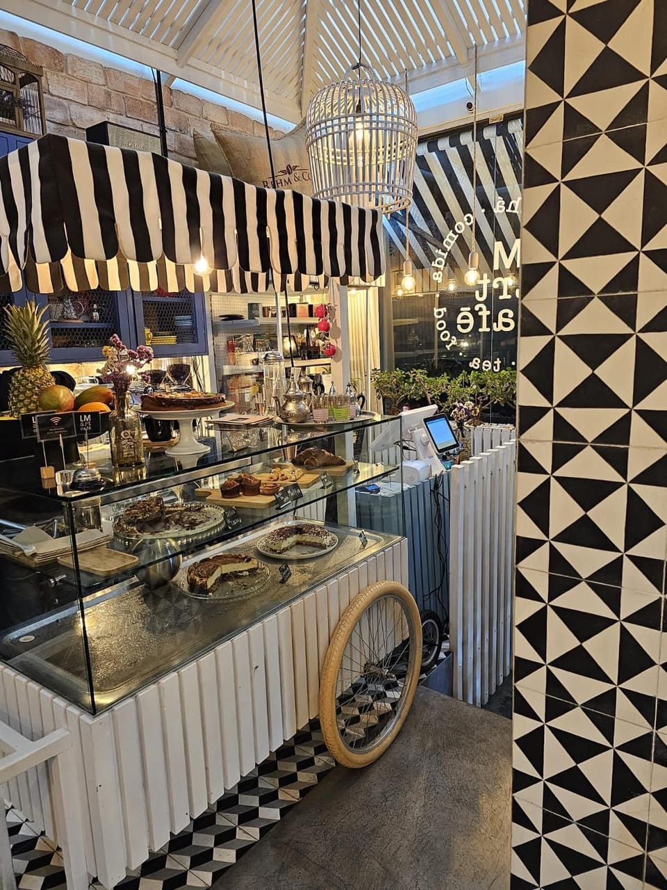Restaurant/places to eat, Restaurant/places to eat, Lounge or bar