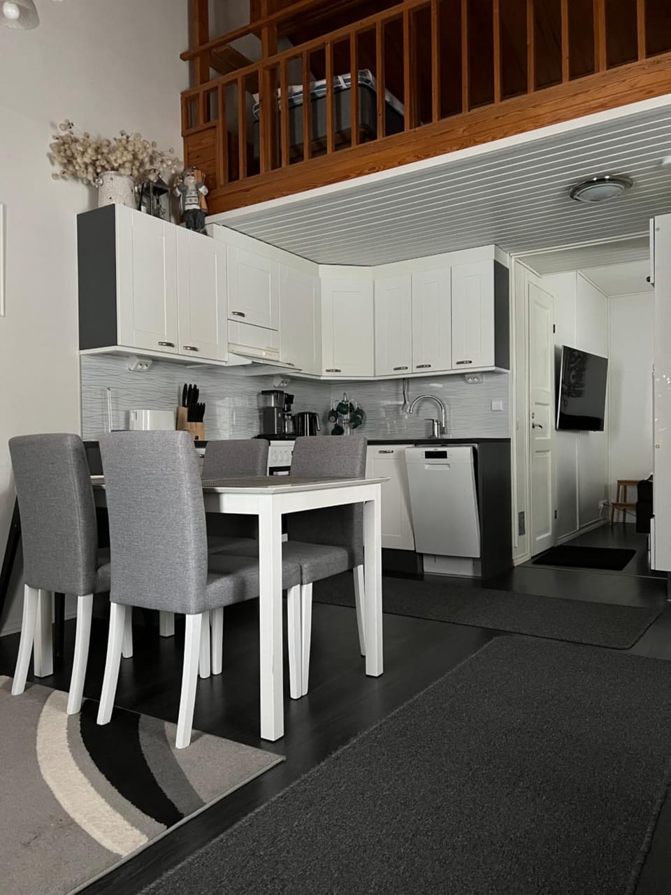Kitchen or kitchenette, Dining area