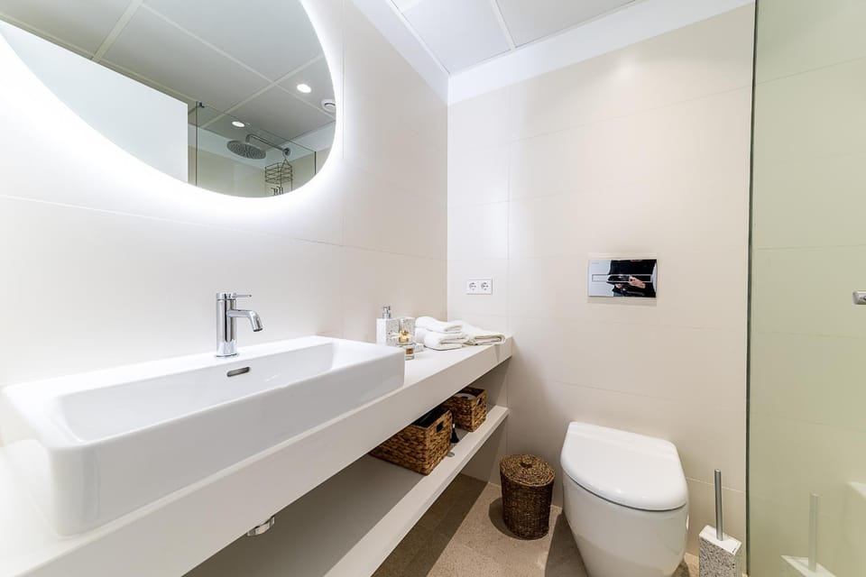 Toilet, Bathroom, towels