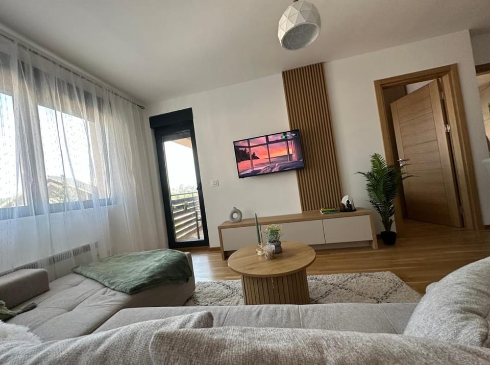 Bed, TV and multimedia, Living room, Photo of the whole room, Seating area, Evening entertainment