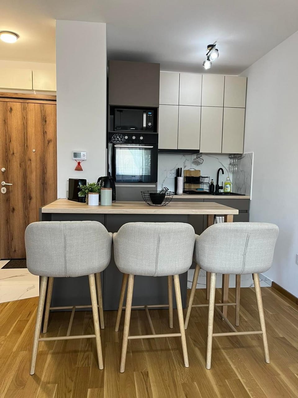 Coffee/tea facilities, Kitchen or kitchenette, Dining area, oven, stove