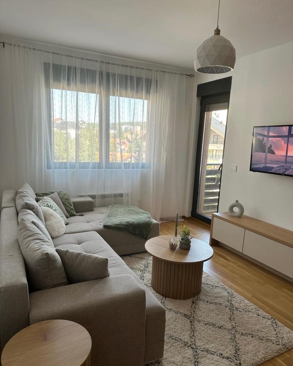 TV and multimedia, Living room, Seating area, Evening entertainment