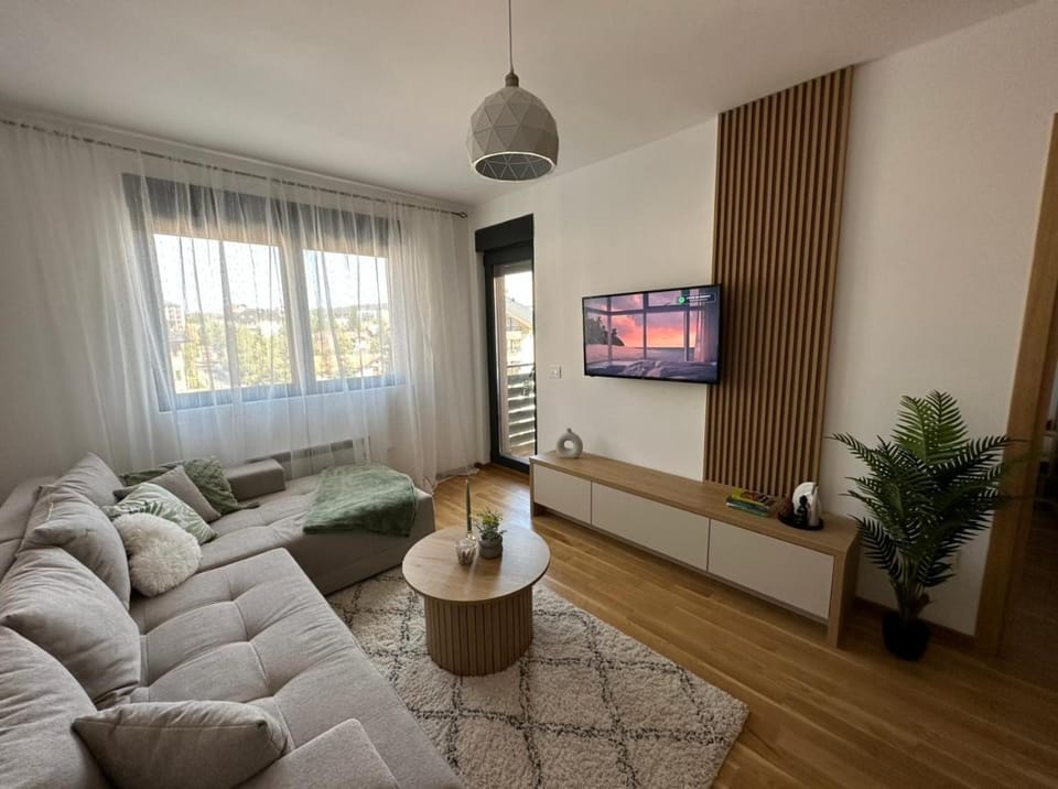 TV and multimedia, Living room, Seating area, Evening entertainment