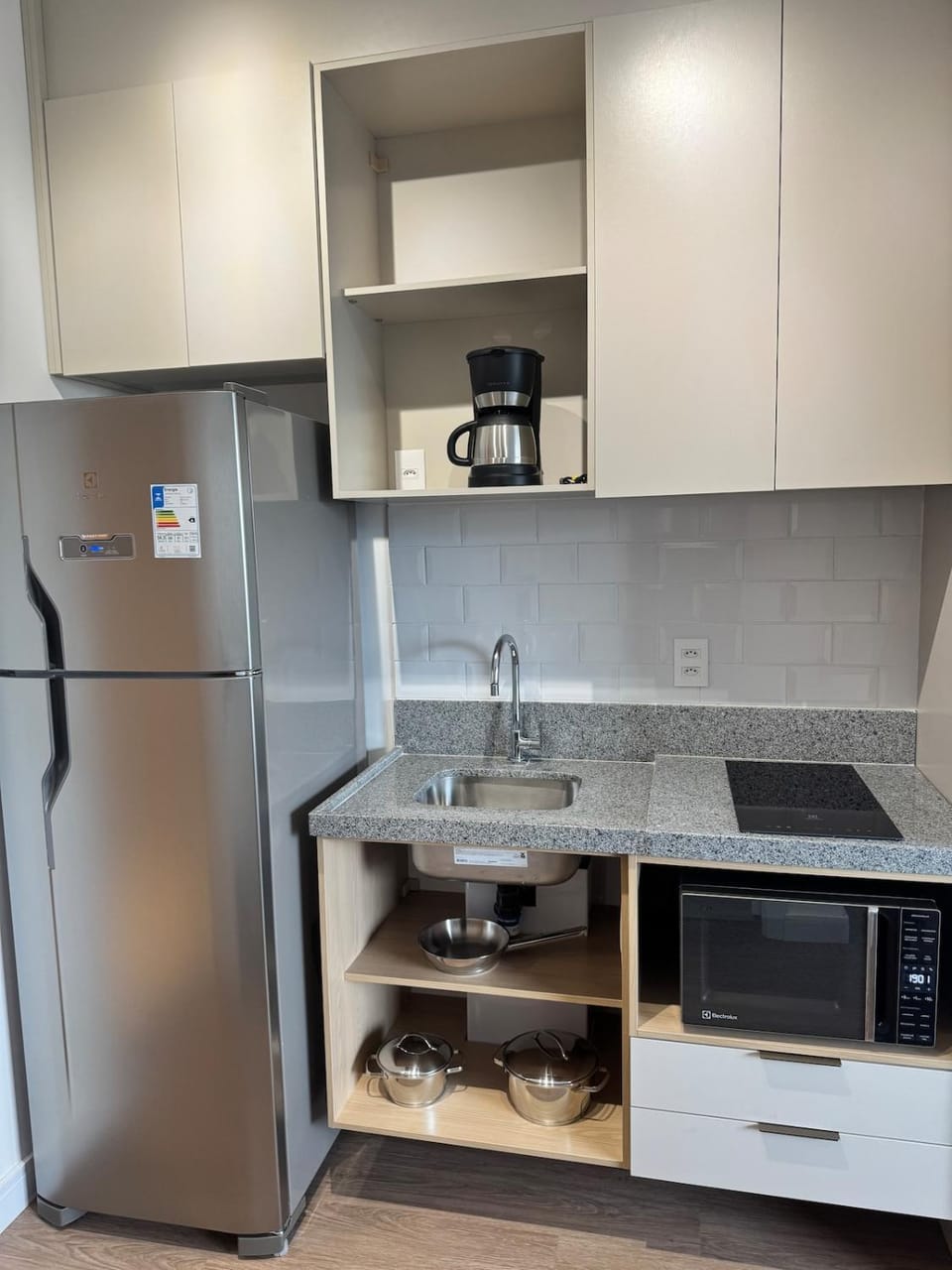 Kitchen or kitchenette, microwave, stove