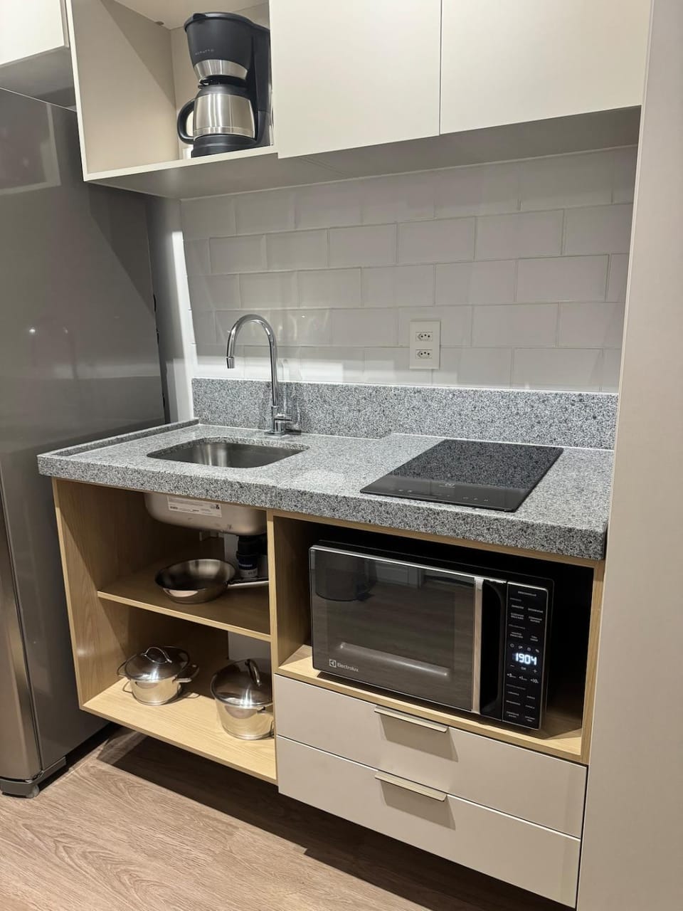 Coffee/tea facilities, Kitchen or kitchenette, microwave, stove