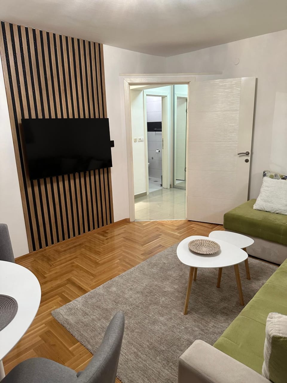 TV and multimedia, Living room, Photo of the whole room, Seating area, Evening entertainment