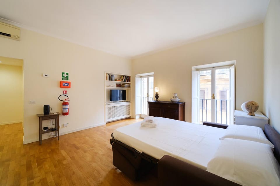 Elisa's Trevi Fountain BuddyRent Apartment in Rome