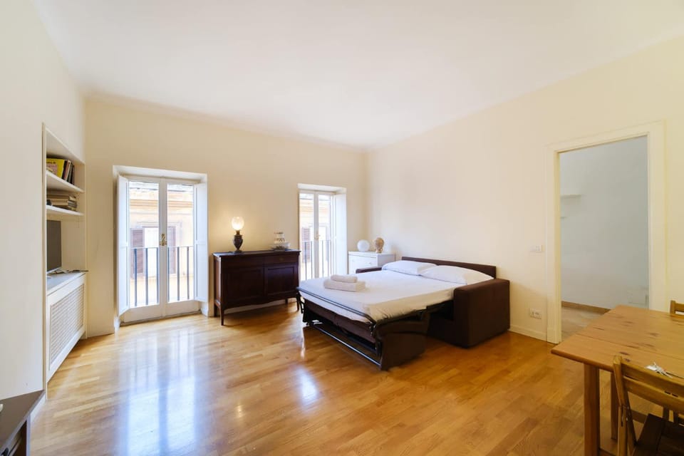 Elisa's Trevi Fountain BuddyRent Apartment in Rome