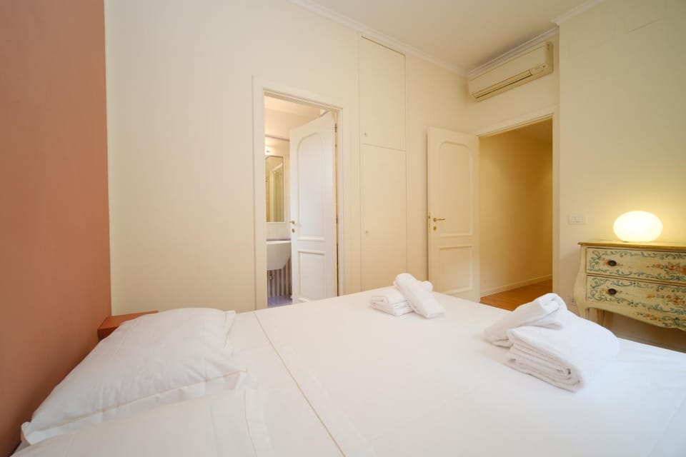 Bed, Photo of the whole room, Bedroom, towels, wardrobe, air conditioner
