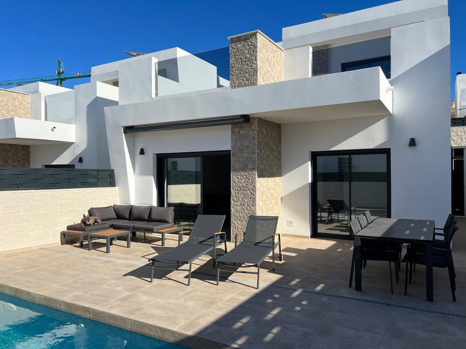Day, Pool view