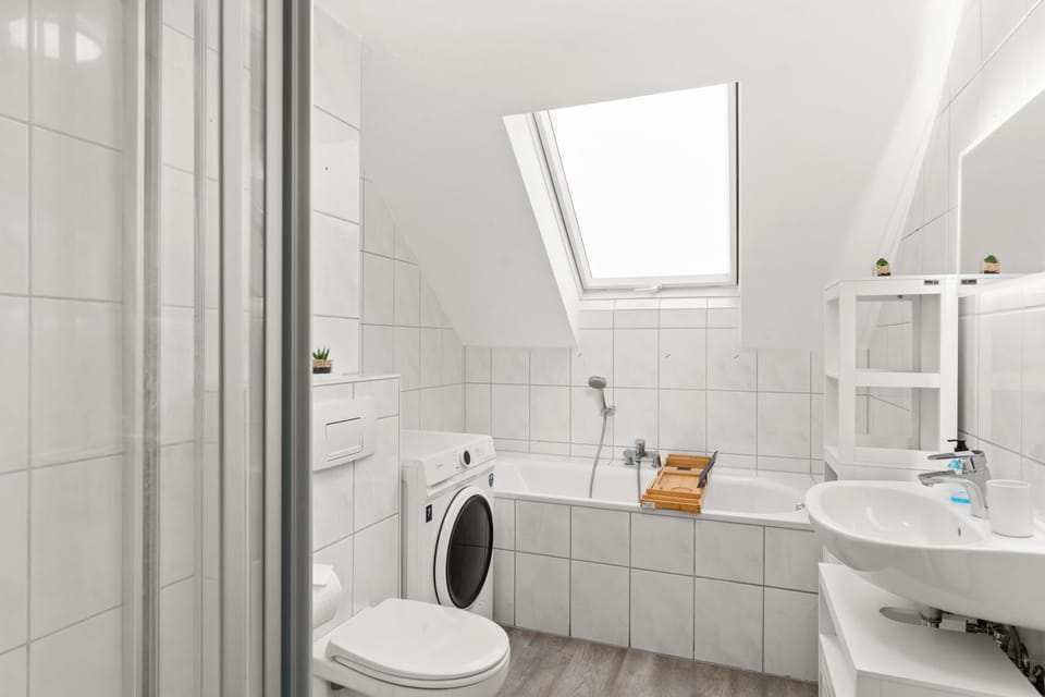 Shower, Toilet, Bathroom, Bath, towels, washing machine