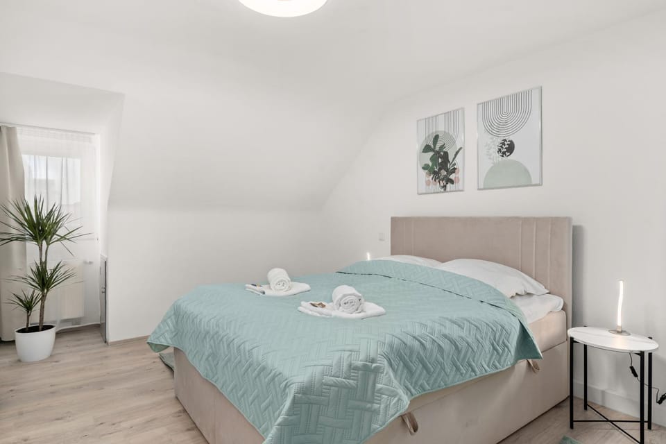 Bed, Photo of the whole room, Bedroom, towels