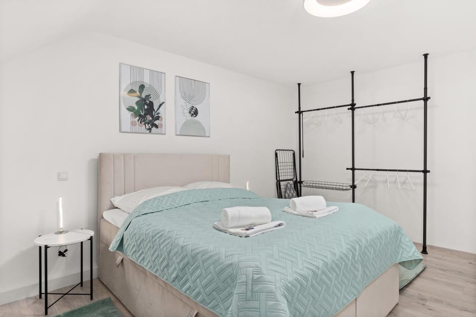 Bed, Bedroom, towels