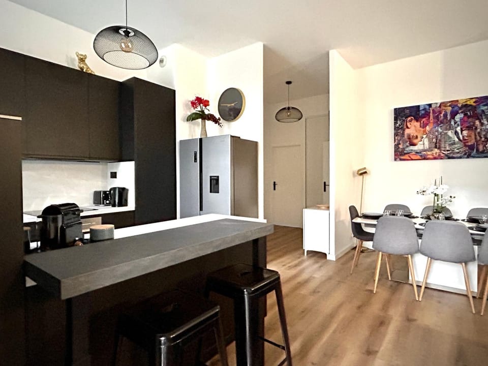 Kitchen or kitchenette, Dining area