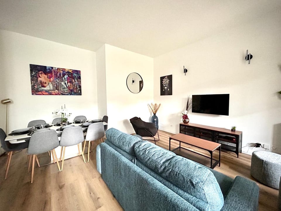 TV and multimedia, Living room, Seating area, Dining area