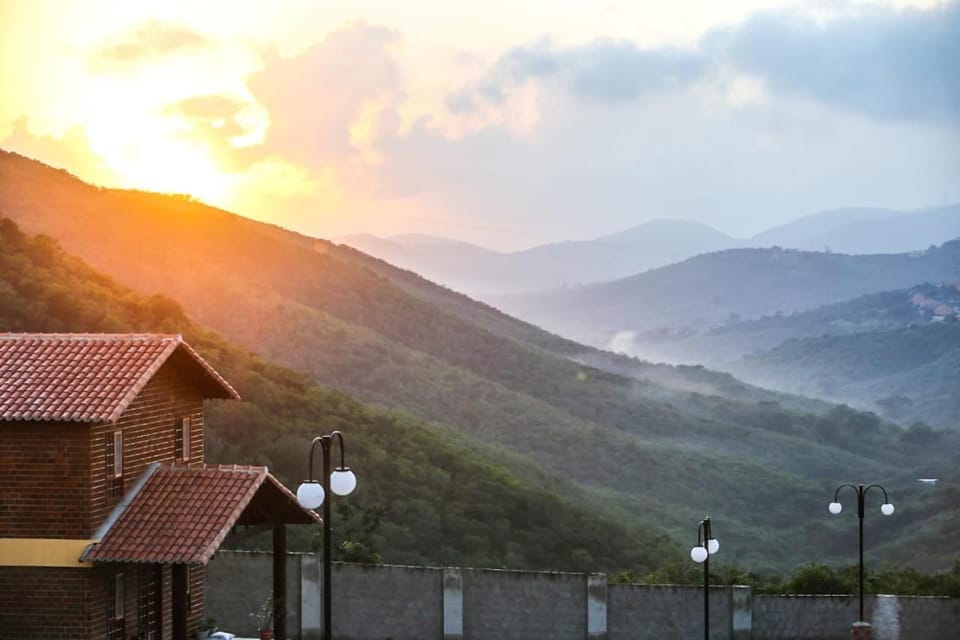 Casa de Campo Novo gravatá em condomínio, lazer completo com piscina compartilhada, churraqueira e forno a lenha privado e uma vista espetacular e com aquele friozinho House in Gravatá