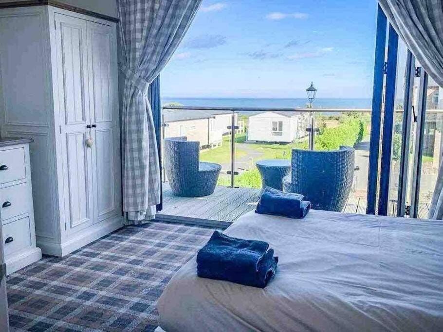 Patio, Bed, Natural landscape, View (from property/room), Balcony/Terrace, Photo of the whole room, Seating area, Bedroom, Sea view, towels