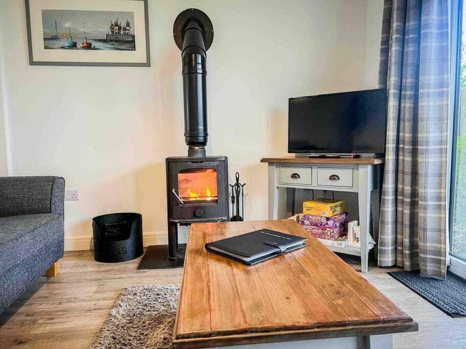 Communal lounge/ TV room, TV and multimedia, Living room, Seating area, Evening entertainment, flat iron