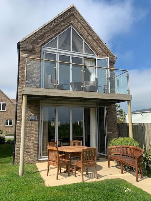 Property building, Patio, Spring, Day, Garden, Balcony/Terrace, Dining area, Garden view