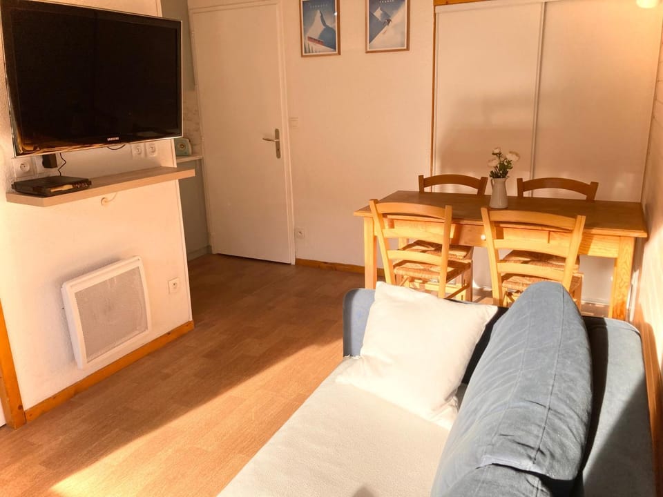 TV and multimedia, Living room, Dining area