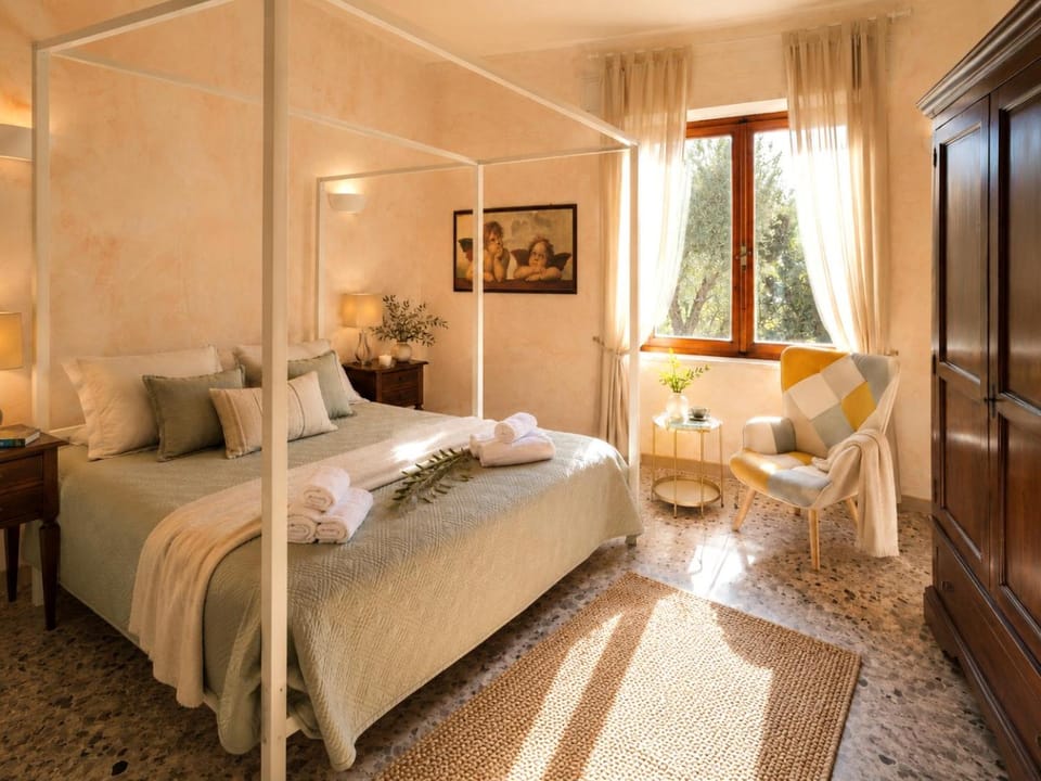 Bed, Bedroom, towels