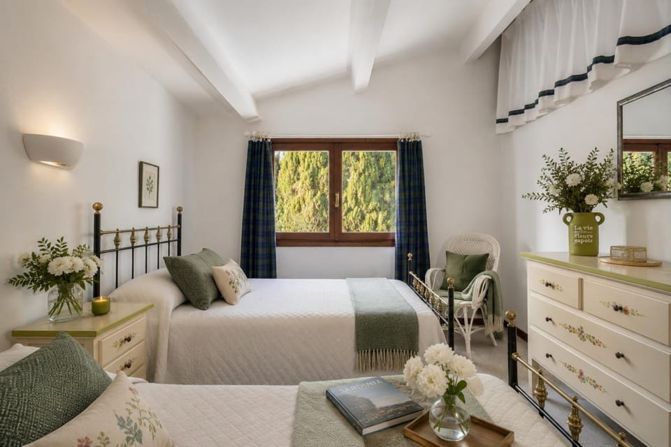 Bed, Photo of the whole room, Bedroom