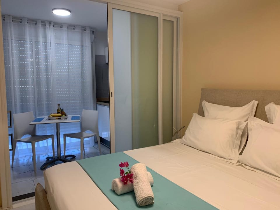 Seating area, Dining area, Bedroom, kitchen