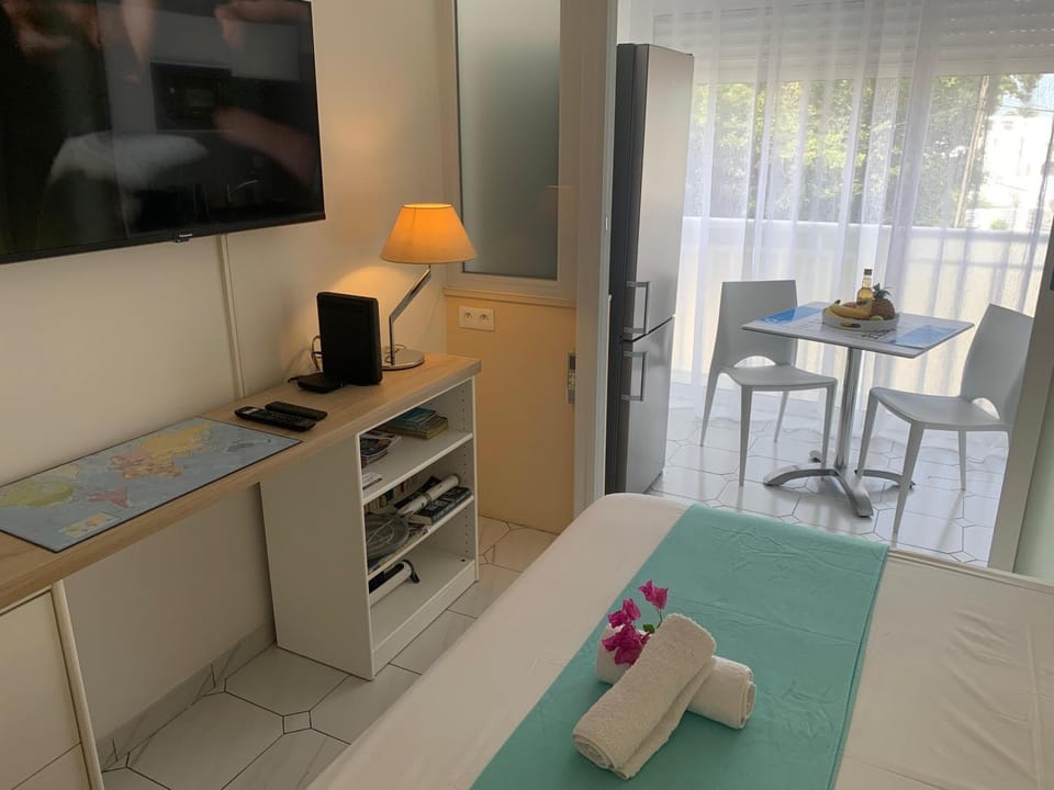 TV and multimedia, Kitchen or kitchenette, Photo of the whole room, Dining area