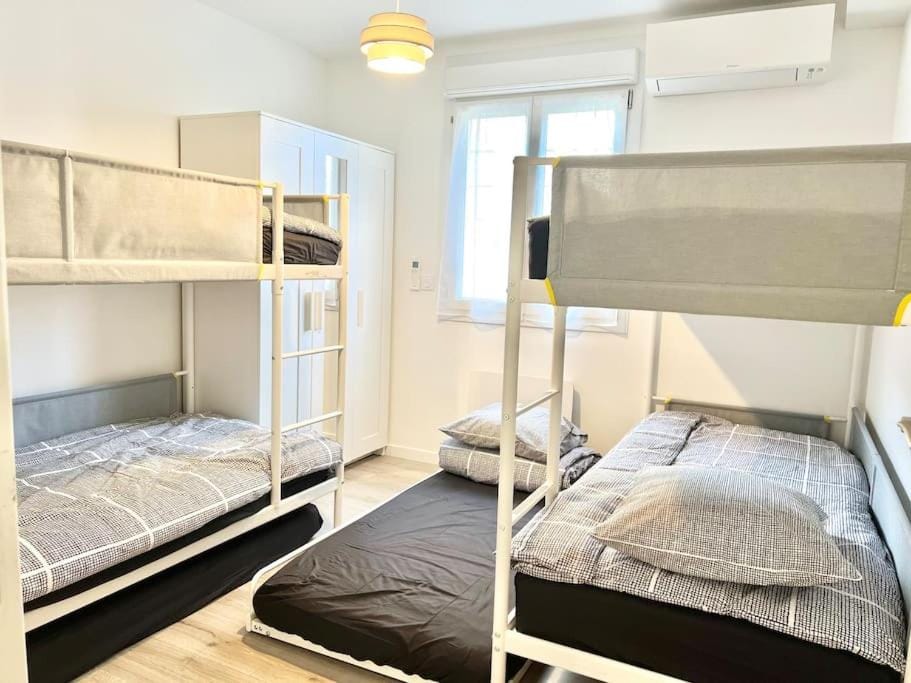 Bedroom, bunk bed