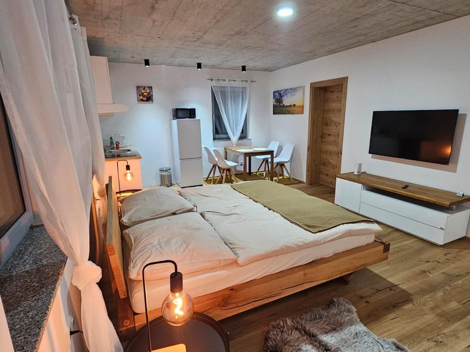 Bed, TV and multimedia, Photo of the whole room, Seating area, Bedroom