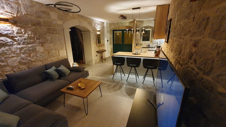 Kitchen or kitchenette, Living room, Seating area, Dining area
