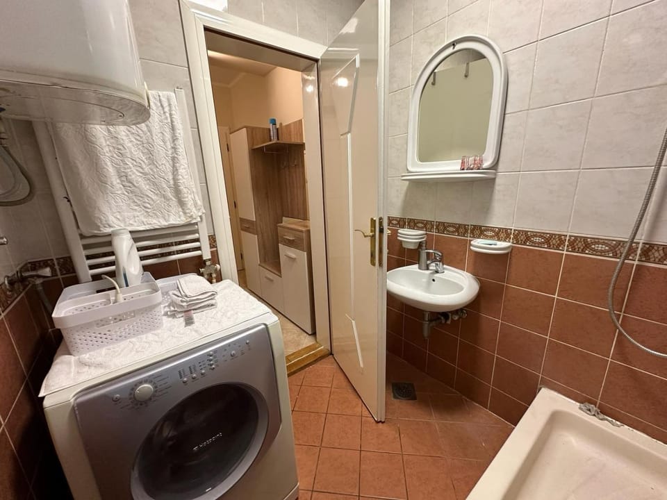 Toilet, Bathroom, washing machine