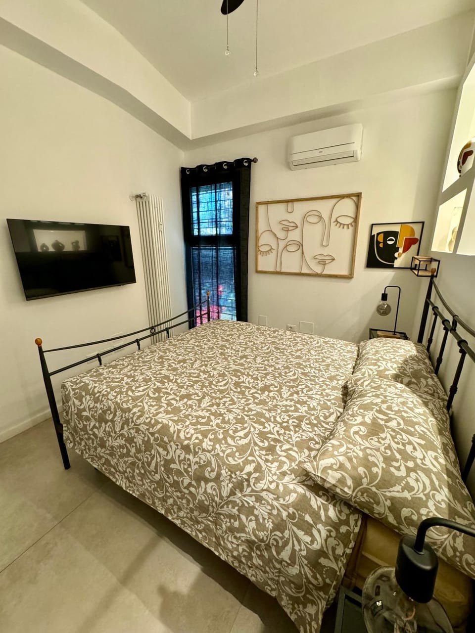 Bed, TV and multimedia, Photo of the whole room, Bedroom, air conditioner