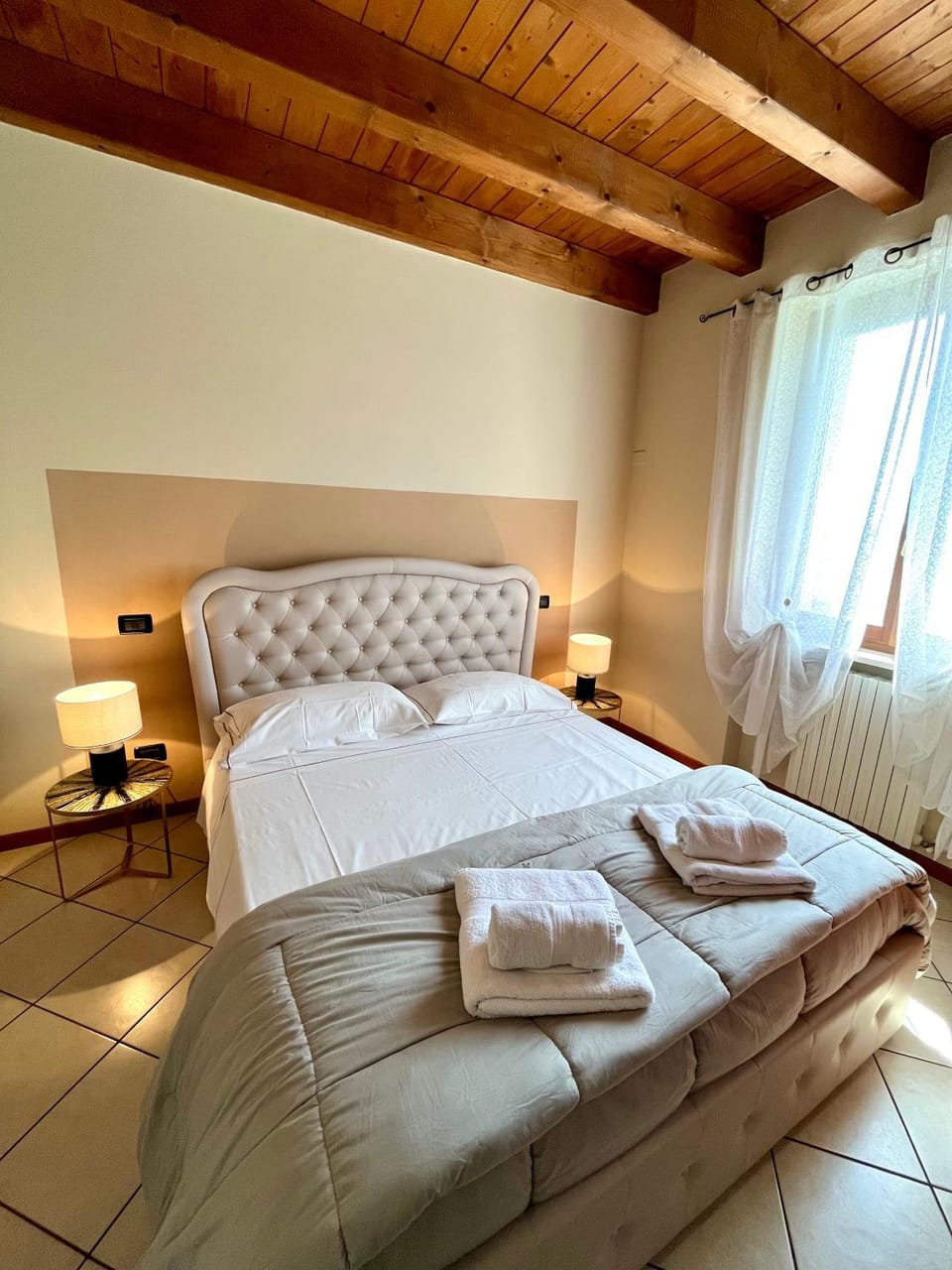 Bed, Photo of the whole room, Bedroom, towels