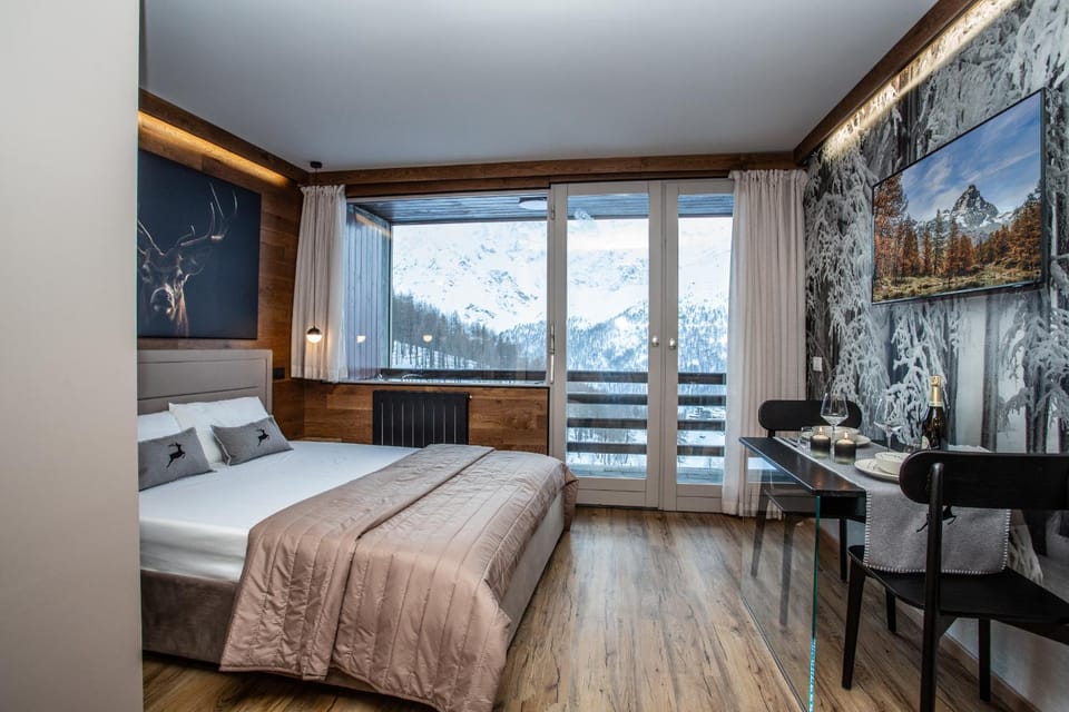 Bed, Natural landscape, TV and multimedia, Photo of the whole room, Bedroom, Mountain view, hair dresser