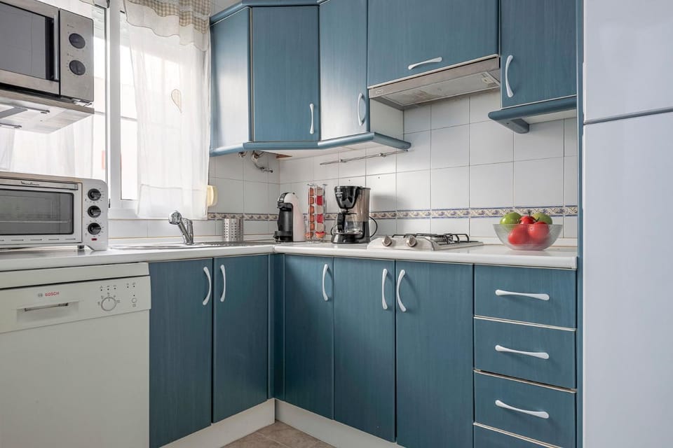 Coffee/tea facilities, Kitchen or kitchenette, dishwasher, oven, stove, toaster