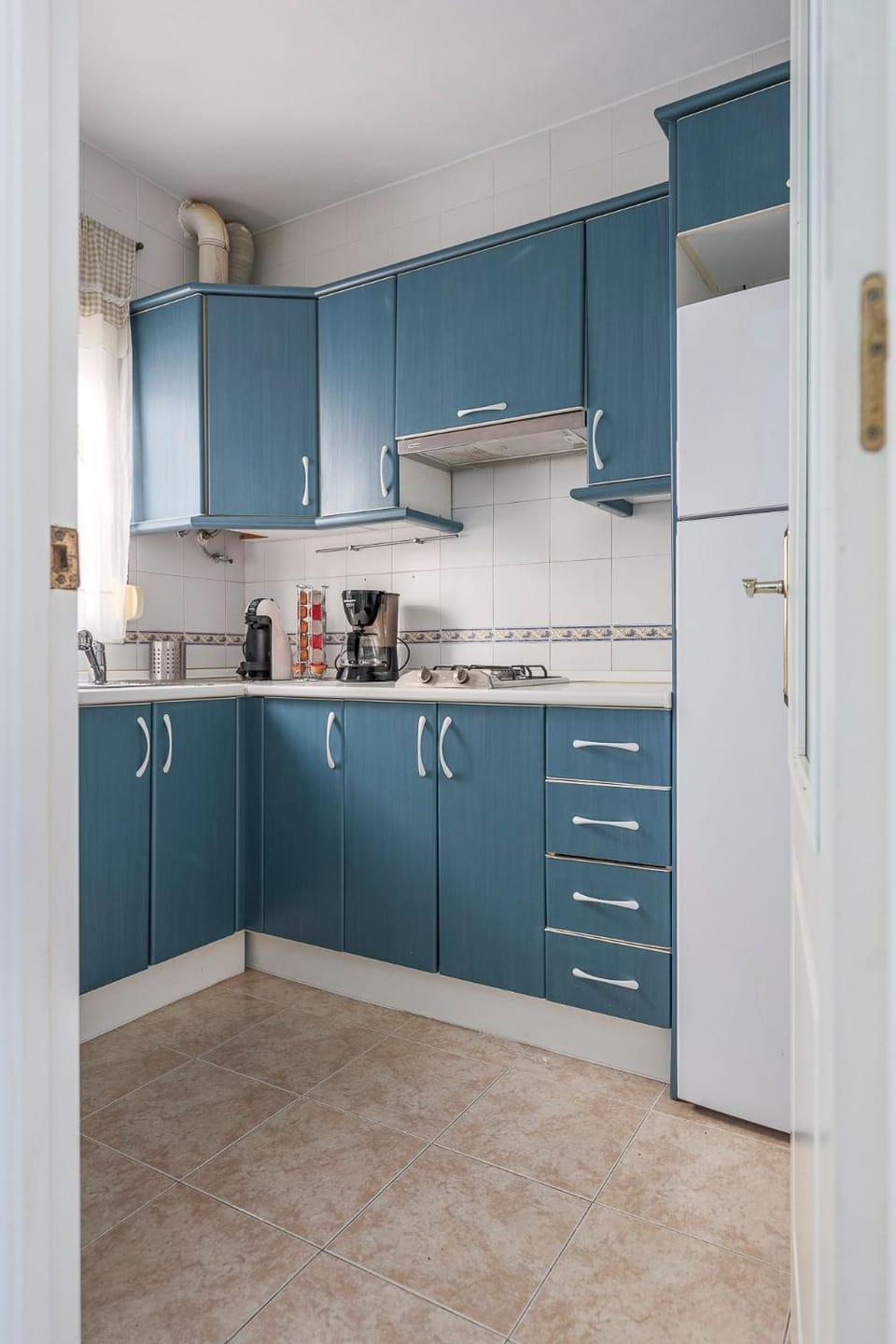 Coffee/tea facilities, Kitchen or kitchenette, dishwasher, oven, stove