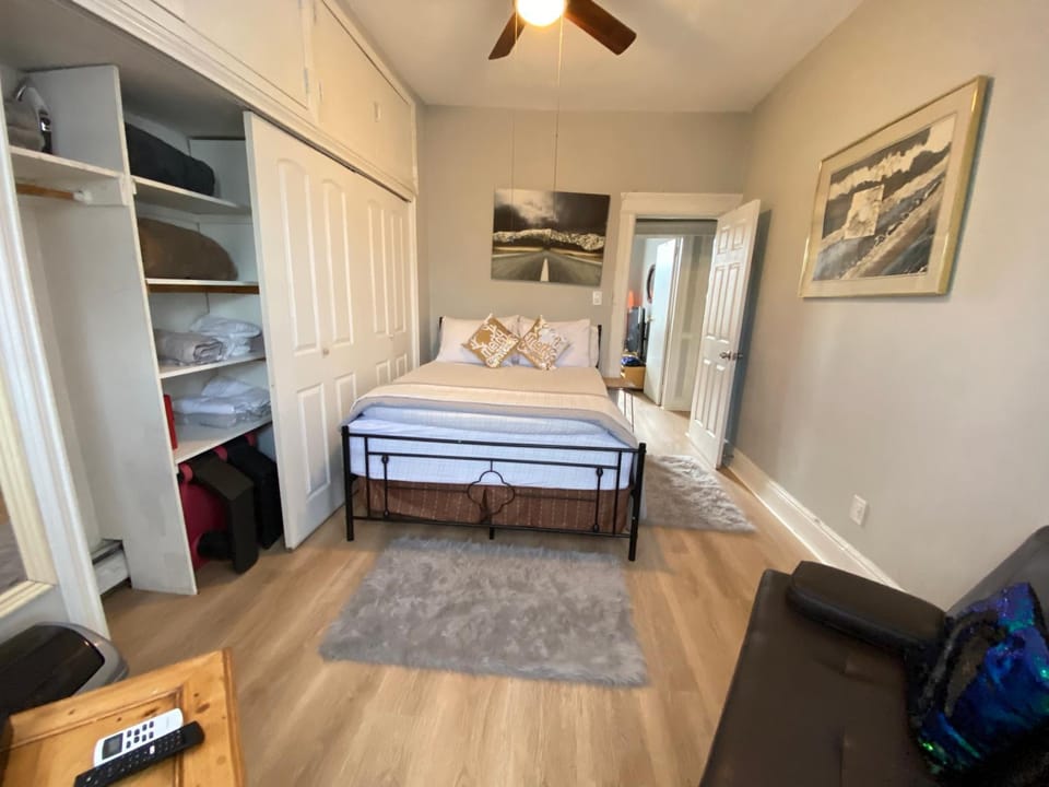 Bed, TV and multimedia, Photo of the whole room, Bedroom, fireplace, wardrobe
