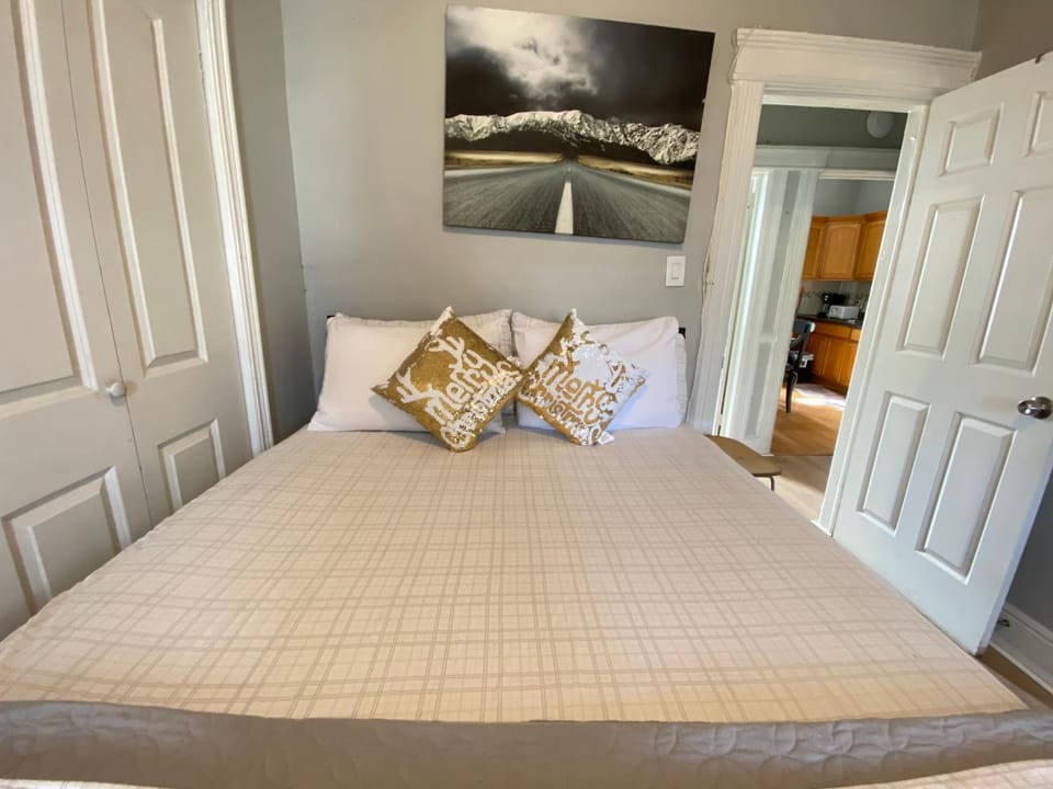 Charming and cozy apartment in New Jersey close to all the fun 10 minutes to NYC Apartment in North Bergen