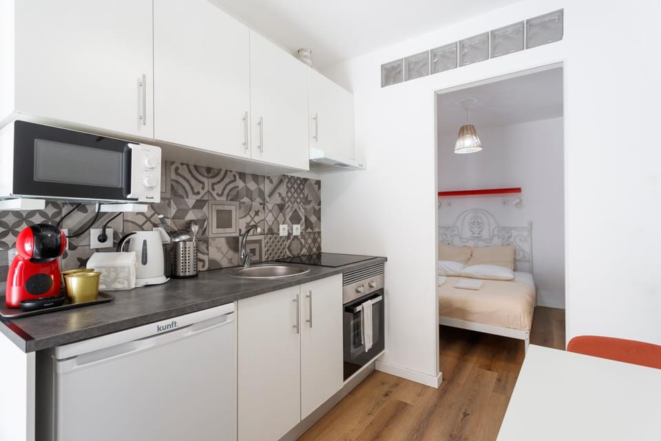 Coffee/tea facilities, Kitchen or kitchenette, Dining area, Bedroom, oven, stove