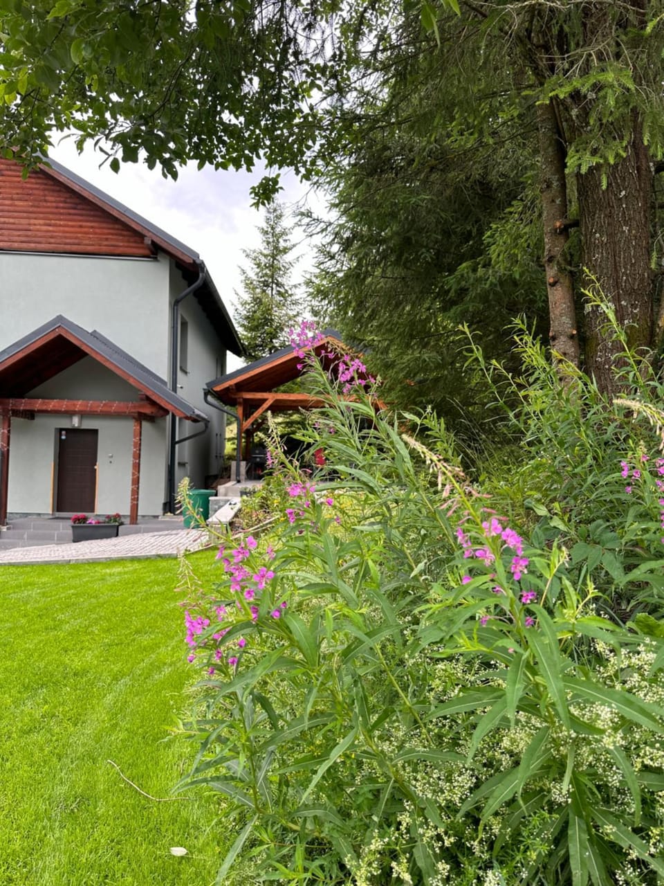 Chata pod smrečkami s krbom a krásnym prostredím House in Slovakia