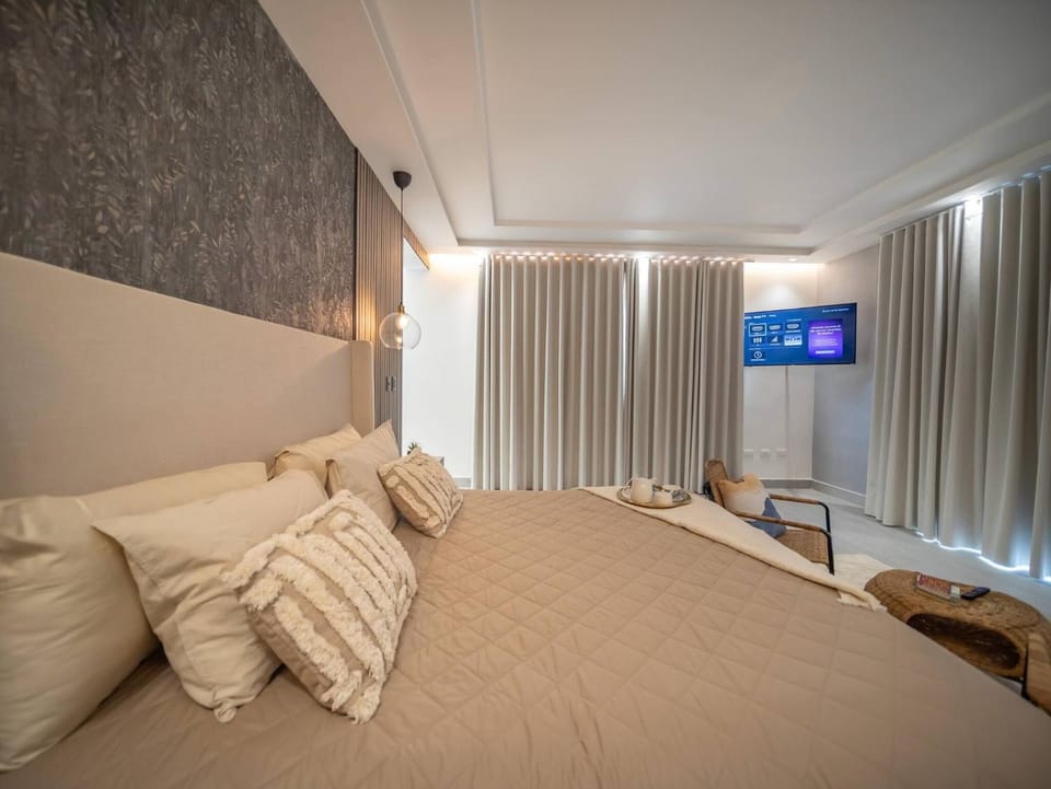 Communal lounge/ TV room, Bed, TV and multimedia, Decorative detail, Bedroom, air conditioner