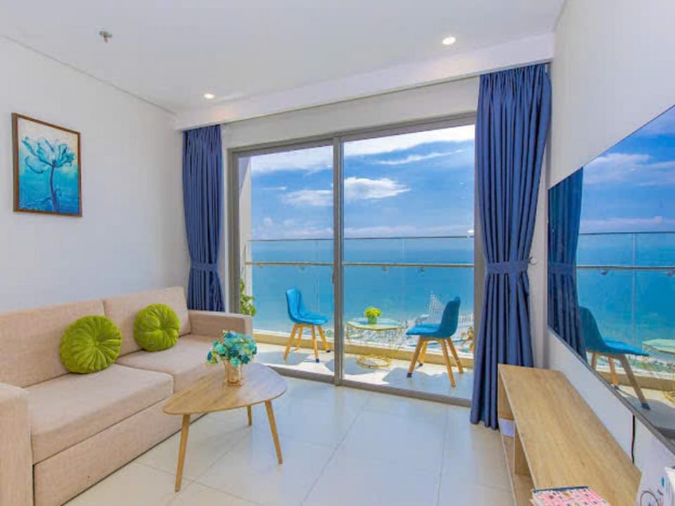 Natural landscape, View (from property/room), Balcony/Terrace, Living room, Seating area, Dining area, Sea view