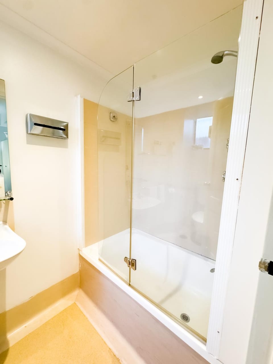 ensuite studio at gouger st 106 Apartment in Adelaide