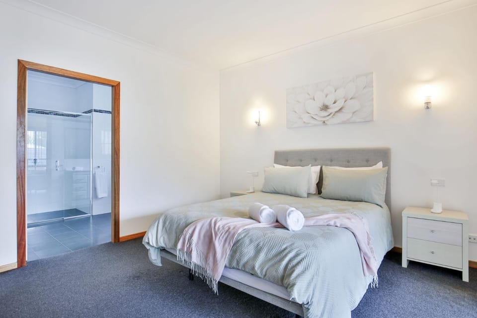 Tangerine - Pet Friendly - 3 Mins Walk to Beach House in Saint Georges Basin